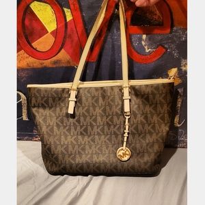 Michael kors medium size purse